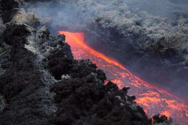 印尼塞梅鲁火山剧烈喷发已致13死41伤，火山喷发时该如何自救？