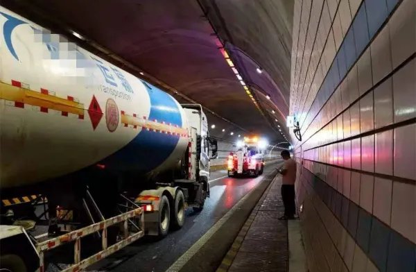 “西安地铁拖拽事件”的涉事保安已停职,是否还有别的人因此受罚?