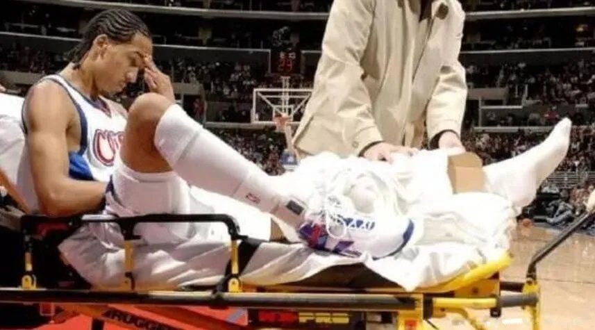 利文斯顿断腿受伤视频 事件图片怎么受的伤