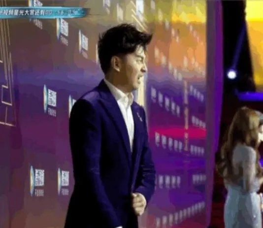 雷佳音走红毯 瑟瑟发抖：这表情很冷啊（图）