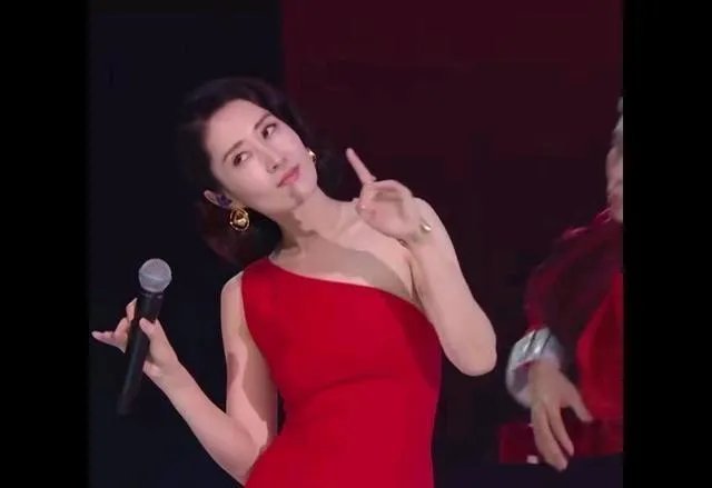 如何看待刘敏涛在演唱《红色高跟鞋》时的表情管理？