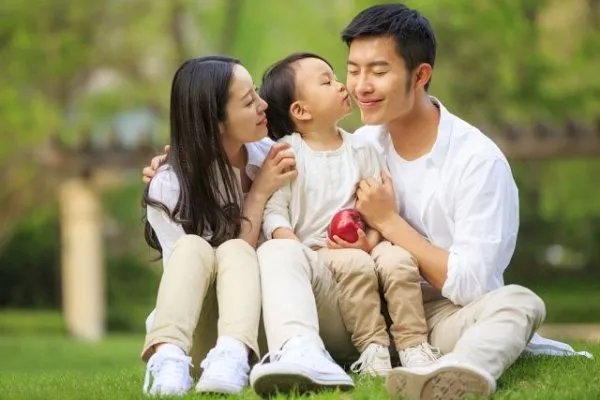 夫妻吵架丈夫欲将孩子扔下桥,最后状况怎么样?