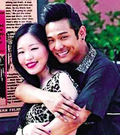 杜德伟女友是谁 两人亲密逛街引路人围观