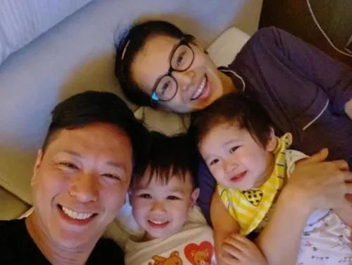 胡杏儿晒夫妻合照，却被头发抢镜了，如今她过的怎么样？