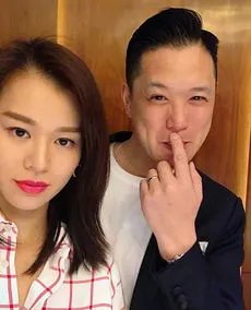 胡杏儿晒夫妻合照，却被头发抢镜了，如今她过的怎么样？