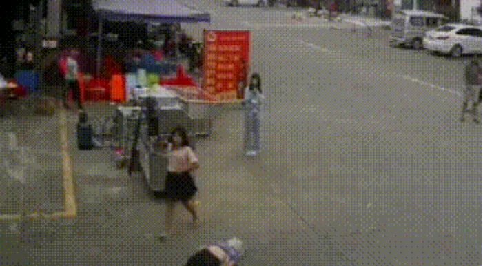 女孩回应遛狗绊死老人后逃离,她都说了什么?