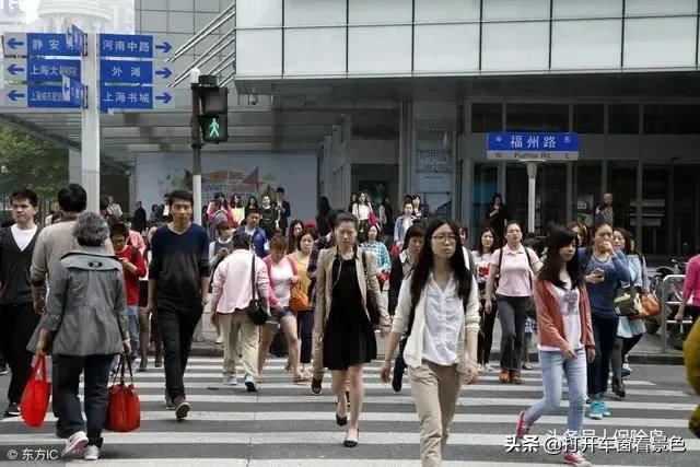 周六周日算正常上班，想休息得请假，这合理吗？