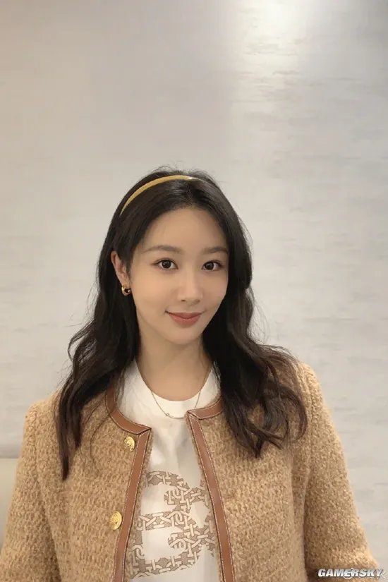 杨紫坐轮椅回剧组上班 此前拍戏时腿部受伤