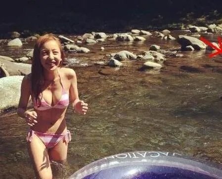 板野友美男友曝光 晒美胸比基尼嬉水照