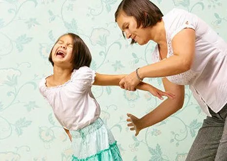 保姆遭训斥后连扇男婴5个耳光，其做法是否构成犯罪？