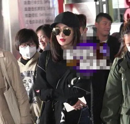 杨幂唇红肤白现身 这次终于没有再露大白腿了