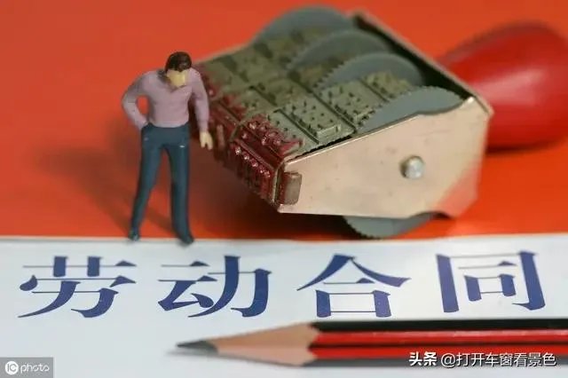 周六周日算正常上班，想休息得请假，这合理吗？