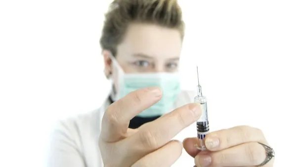 张文宏谈新冠疫苗：接种率70%是底线，上不封顶