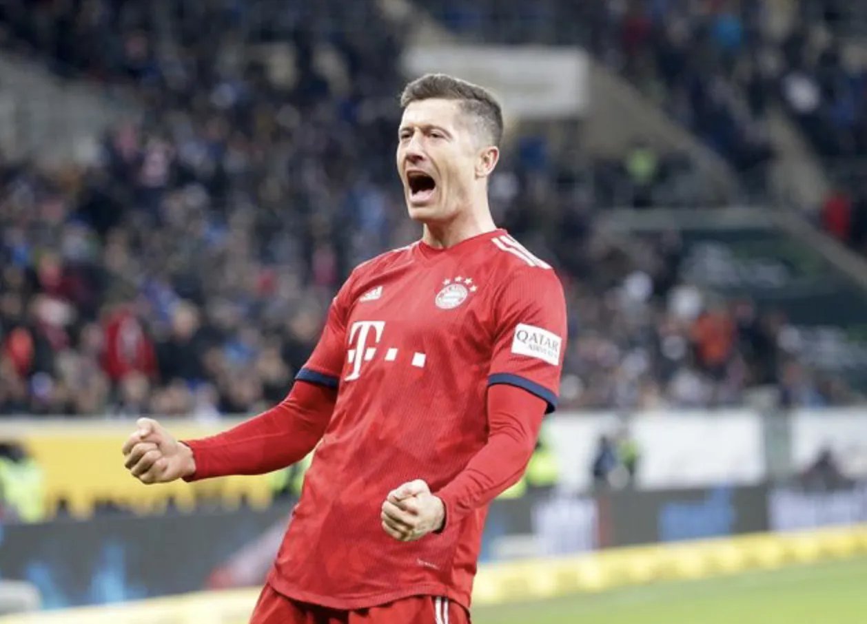 莱万上演完美帽子戏法踢疯了，他的战绩究竟怎么样？