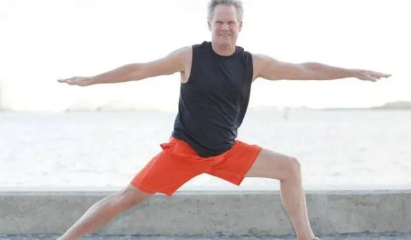 老人把共享单车当运动器材锻炼