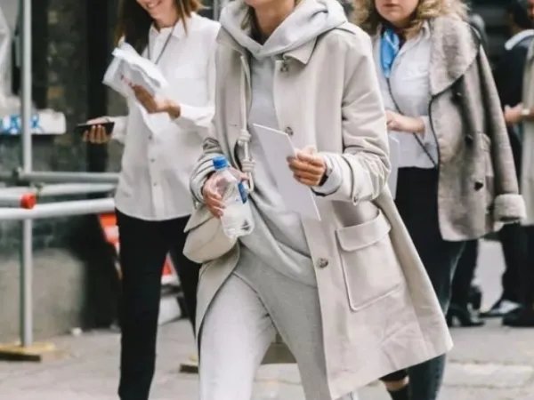 米色大衣里面应该配什么内搭