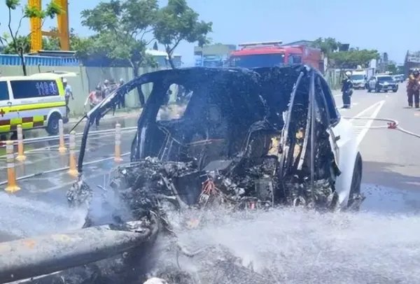 警方公布林志颖车祸监控视频！车速并不快，为何还会造成车祸？