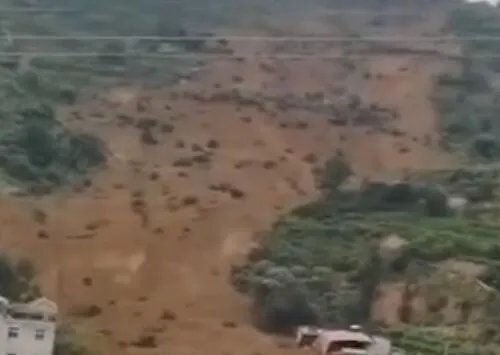 四川雅安一村庄发生滑坡9人失联 已启动地质灾害Ⅰ级应急响应