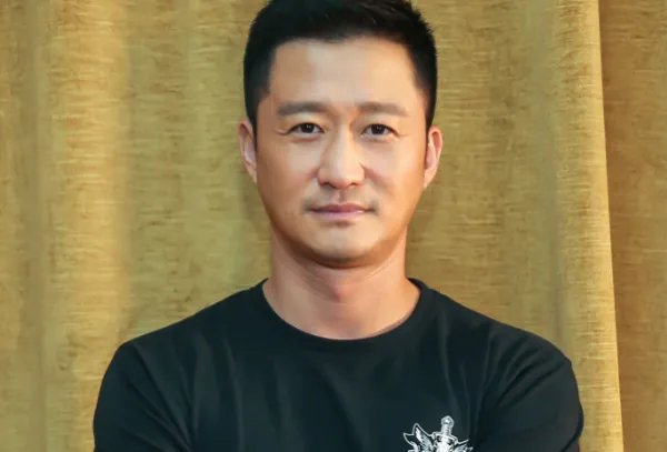 吴京像个在逃蜡像上了热搜,这是怎么回事?