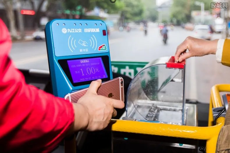 婴儿坐车收费 售票员要求婴儿交车票引发网友质疑