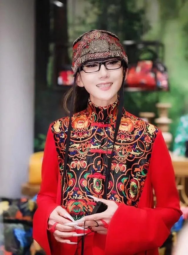 李若彤发文挺杨丽萍，你对不结婚的艺人怎么看？