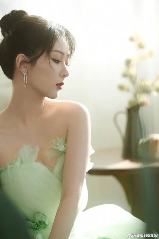 杨紫坐轮椅回剧组上班 此前拍戏时腿部受伤