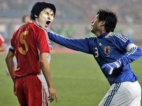 国足热身赛8球大胜对手，在比赛中为何男足上下半场的阵容完全不同？