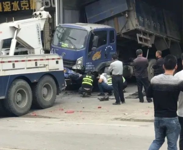 特斯拉失控狂奔,连撞多车致2死3伤!造成此事故的原因是什么?