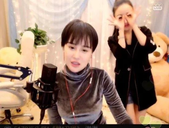 赵本山为女儿拉票上了新闻,如何看待父母朋友圈给孩子拉票?