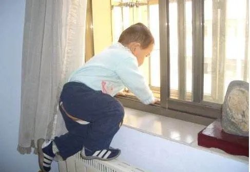 重庆小区居民拉棉被接住6楼坠落男童，物业：邻居看天气发现, 你怎么看？