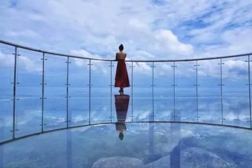 辽宁虎谷峡玻璃栈道发生事故，该景区的游客情况如何？