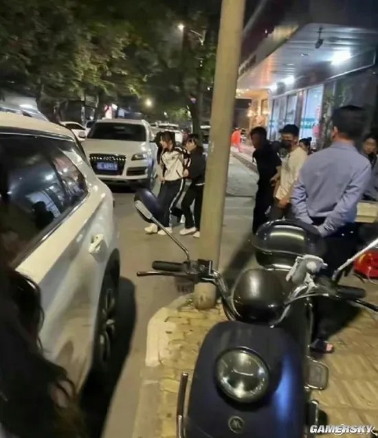 杨紫坐轮椅回剧组上班 此前拍戏时腿部受伤