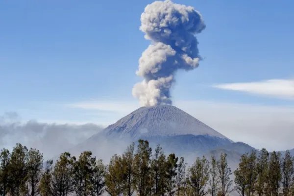 印尼塞梅鲁火山剧烈喷发已致13死41伤，火山喷发时该如何自救？