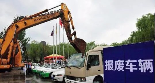 挖掘机爆砸宝马问题,你怎么看?