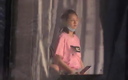 苗苗挺孕肚陪郑恺打球 手摸孕肚母爱感爆棚