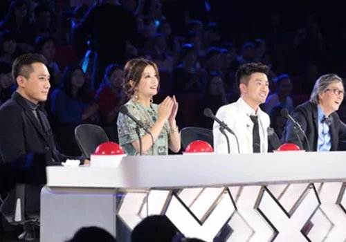 致青春赵薇董洁牵手演绎   《达人秀》刘烨唱歌跑调被吐槽