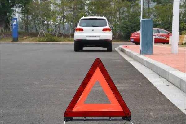 客车擦撞高架施工车致2死1伤，作业中为何没有警示牌？