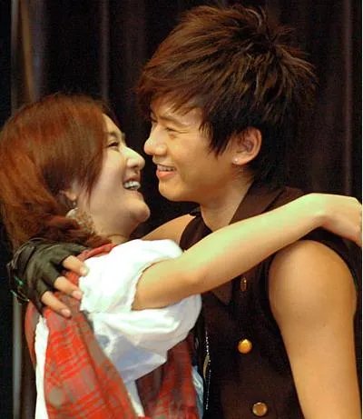 周六乐翻天张杰谢娜夫妻档 节目现场“互传秋波”