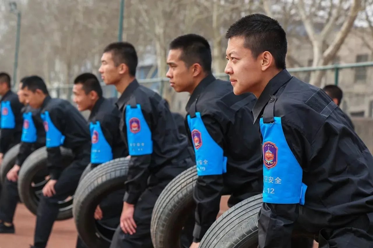 深圳地铁一安全员闻女乘客头发,官方如何回应的?