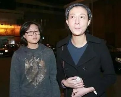 吴绮莉凌晨发文斥责成龙，双方到底有何恩怨？