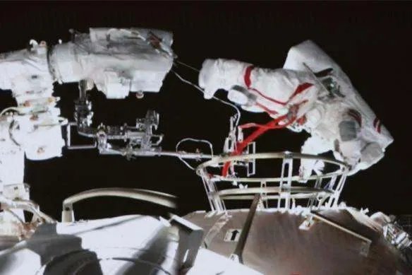 我国航天员出舱七个小时,在这期间怎么喝水呢?