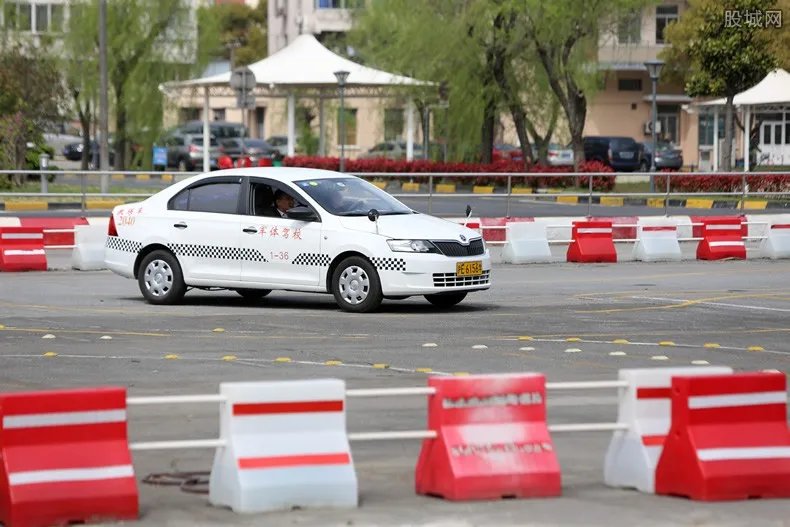 猪兼强驾校破产待退学费2亿 你的已经退了没有？