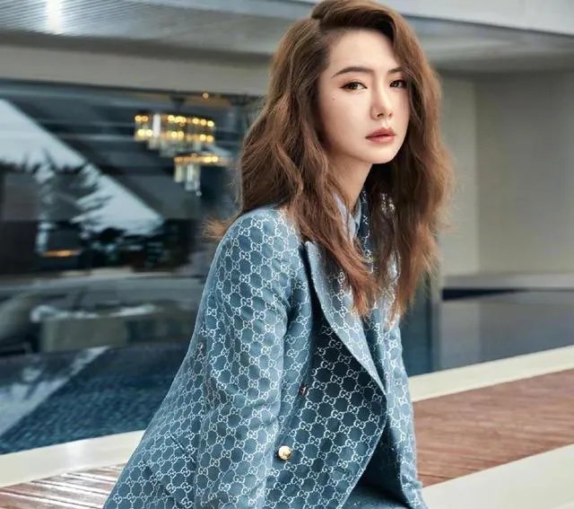 李若彤发文挺杨丽萍，你对不结婚的艺人怎么看？