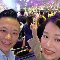 胡杏儿晒夫妻合照，却被头发抢镜了，如今她过的怎么样？