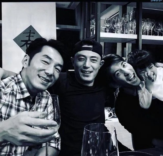 林心如霍建华吵架后合体逛街,哪一个细节证明夫妻感情更好了?