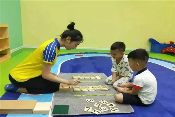 1岁宝宝因视频早教致近视100度，孩子几岁早教合适？