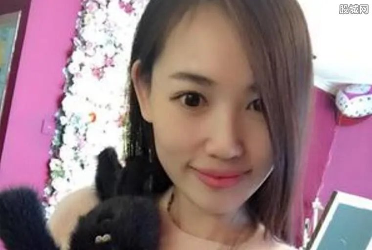 马蓉上街被跟拍丢下儿子就跑 网友：你在害怕什么？