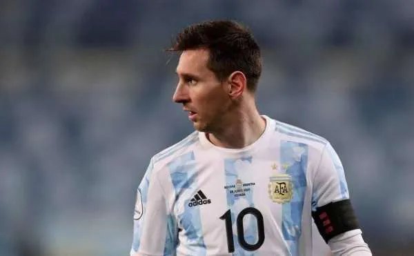 阿根廷一球迷庆祝期间意外身亡,年仅22岁,究竟是什么酿成了这起事故?