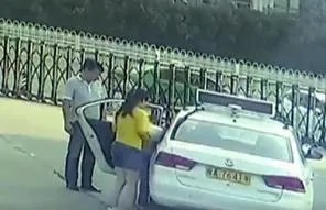 女大学生学车时猝死车中，教练无动于衷，你怎么看？