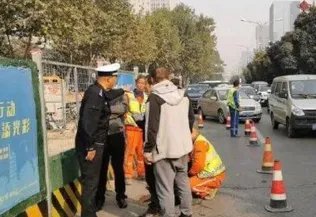 女司机开着引擎盖盲开半小时，她为何这么做？